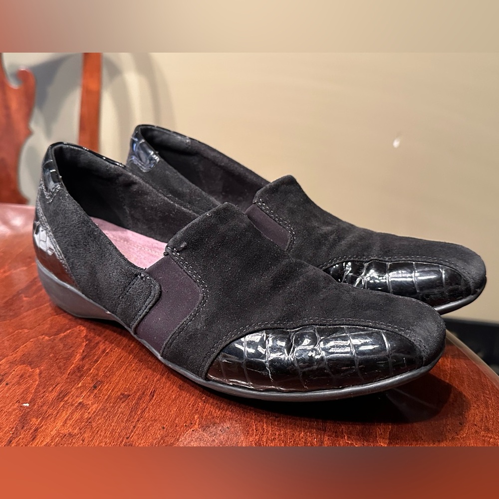 Clark’s women’s size 10 slip on suede black loafers